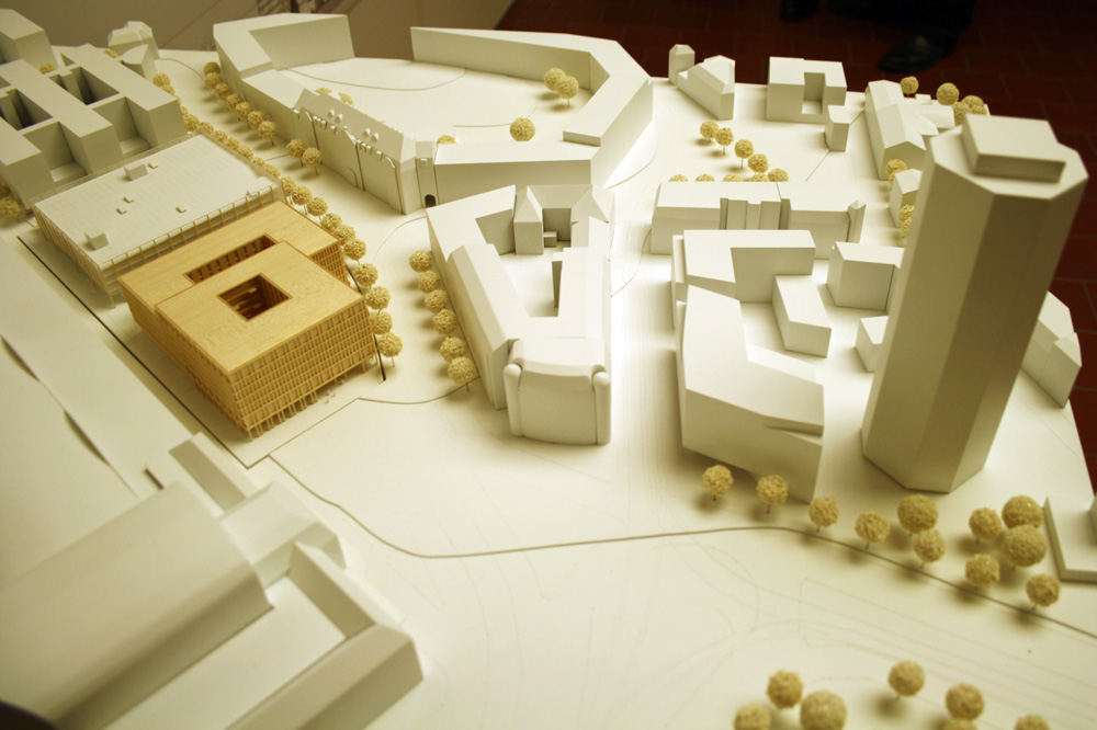 Die beiden Hotels und das Busterminal / Parkhaus im Modell - links unten der Hauptbahnhof, rechts das Wintergartenhochhaus. Foto: Ralf Julke