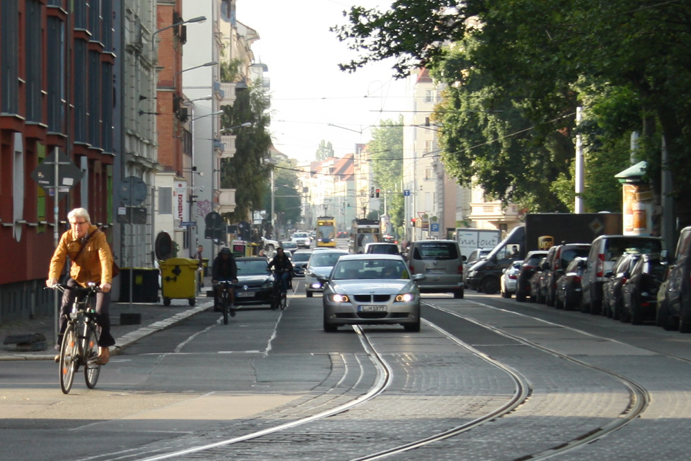 Blick in die Arthur-Hoffmann-Straße: Im Alltagsverkehr wird es hier eng. Foto: Ralf Julke