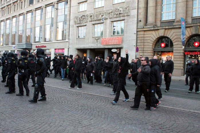 Hooligans auf der Goethestraße, hier auf Seiten der "Offensive für Deutschland". In typischer Fußballmanier sucht man die Konfrontation beim Abmarsch. Foto: L-IZ.de