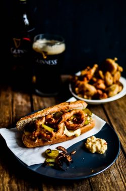 Vegetarischer Hotdog mit Chili-Käsesauce. Foto: Maike Klose