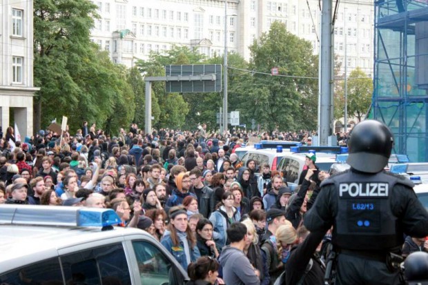 In Mithaftung genommen. Die friedlichen Gegendemonstranten auf dem Augustusplatz. Foto: L-IZ.de