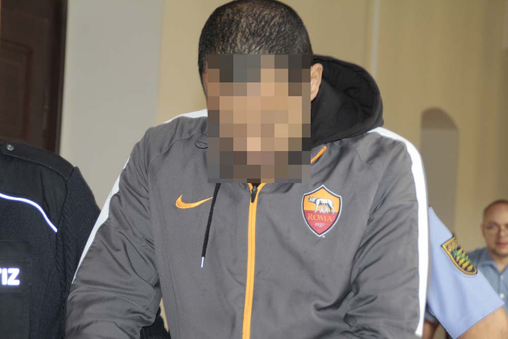 Kais K. beim Prozessauftakt auf dem Weg zur Anklagebank im Landgericht. Foto: Martin Schöler