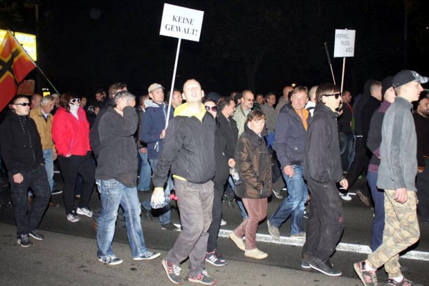 Keine Gewalt bei Legida. NPD-Stadtrat Enrico Böhm marschiert. Foto: L-IZ.de