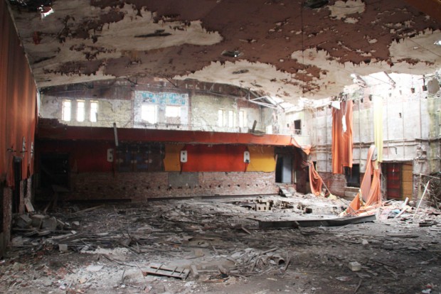 Der Saal des ehemaligen Fortuna: Die Decke hat schon gewaltig gelitten. Foto: Thomas Grahl