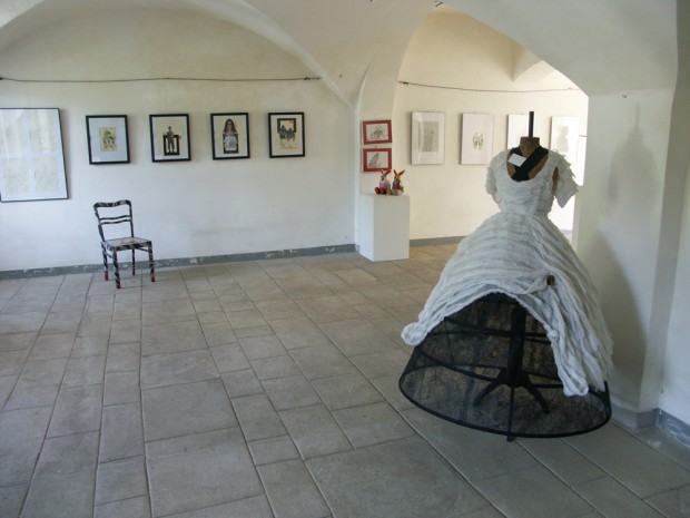 Im kleinen Format des Theaters ist die Welt am schönsten. Hier darf man Kostümen und Schmuckstücken ganz nah kommen. Foto: Karsten Pietsch