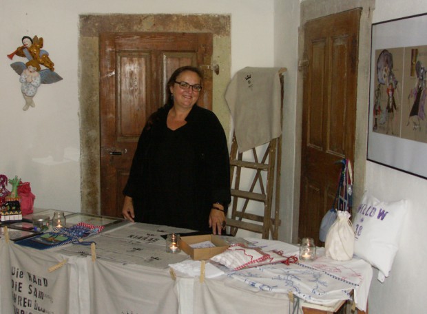 Premiere eines Marktstandes: Marlis Knoblauch inmitten einer Theater-Welt zum Mitnehmen. Kostüme und Stoffe wurden zu Taschen und Kissenhüllen umgenutzt. Glitzer-Kram wurde zu edlem Schmuck für Hals und Ohr. Ostereier zeigen Charakter-Köpfe und Schwebende Engel finden die Welt lustig... Foto: Karsten Pietsch