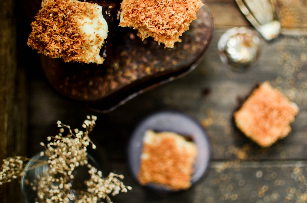 Brownies mit Pudding und Kokos. Foto: Maike Klose