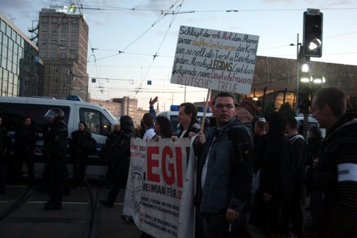 Kopf einschlagen, böse Linke, gute Rechte, deutscher Mann, deutsche Frau - Bei Legida sitzt das Weltbild. Foto: L-IZ.de