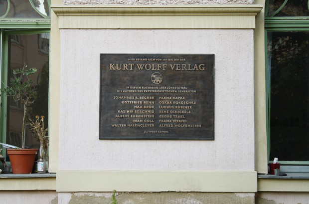 Erinnerungstafel für den Kurt-Wolff-Verlag in der Inselstraße. Foto: Ralf Julke