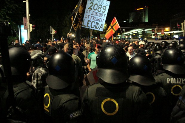 Legida am 14.09. massiver unterwegs als noch in den vergangenen Wochen. Nach eskalierenden Hooliganübergriffen bricht die Polizei die Demonstration ab. Foto: L-IZ.de