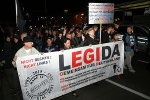 Legida läuft ... auf einer verkürzten Runde aufgrund einer Blockade. Foto: L-IZ.de