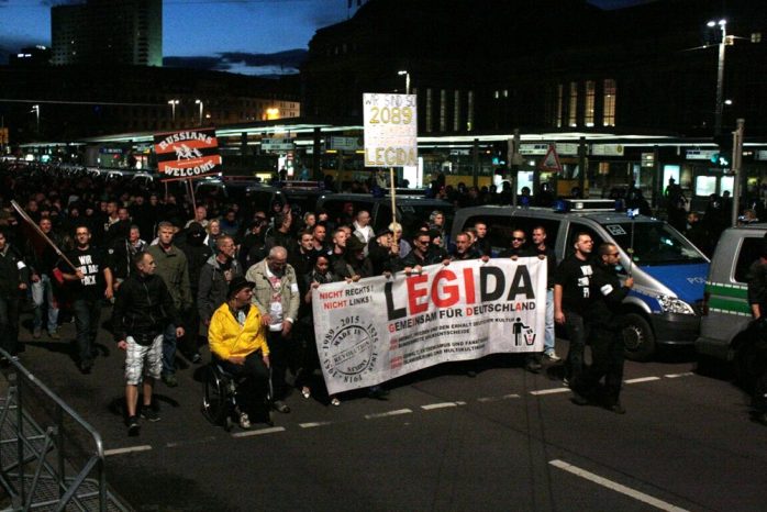 Legida marschiert am Hauptbahnhof vorbei Richtung Oper