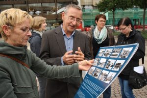 Christoph Kaufmann erläutert die Finessen im neuen Leipzig-Kalender. Foto: Ralf Julke