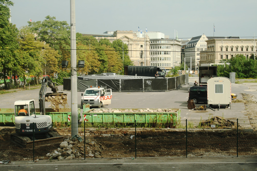 Wilhelm-Leuschner-Platz: In der Mitte entsteht seit Dienstag der "Frei_Raum". Foto: Ralf Julke