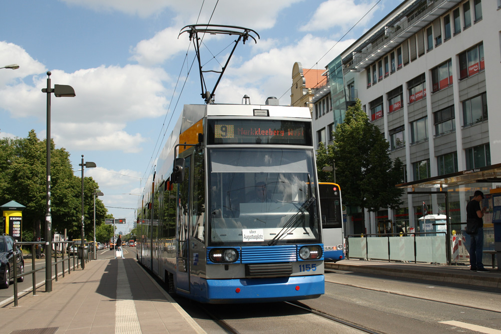 Straßenbahn der Linie 9 am Connewitzer Kreuz. Foto: Ralf Julke
