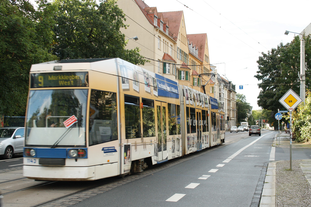 Die Linie 9 in der Wolfgang Heinze-Straße unterwegs. Foto: Ralf Julke