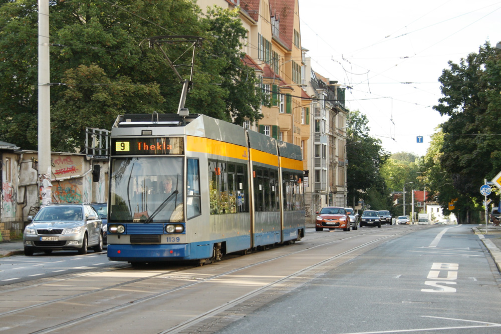 Die Linie 9 macht gerade Halt an der Mathildenstraße in Connewitz. Foto: Ralf Julke