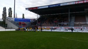 Fans und Mannschaft feiern den Auswärtssieg des FCL in Cottbus. Foto: Marko Hofmann