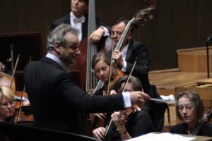 Louis Langrée dirigiert das Gewandhausorchester. Foto: Alexander Böhm