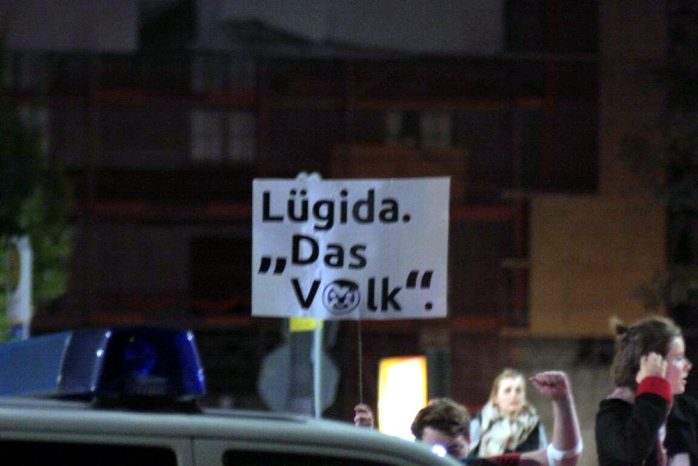 Lügida - Das Volk - die Gegendemo zeigt Plakate. Foto: L-IZ.de
