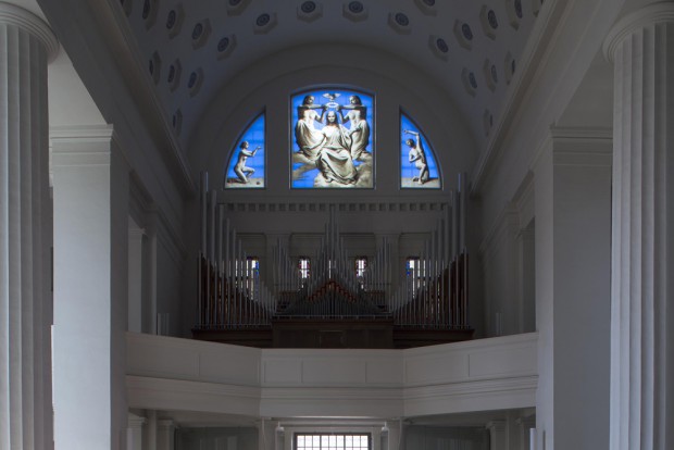 Nun als Glasfenster in der Pfarrkirche St. Maria: Triegels Marienkrönung. Foto: punctum/Stefan Hoyer