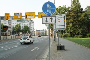 Fußweg am Martin-Luther-Ring: in beide Richtungen für Radfahrer geöffnet und zusätzlich mit Umleitungsschild und Litfaßsäule (hinter dem Schildermast) gespickt. Foto: Ralf Julke