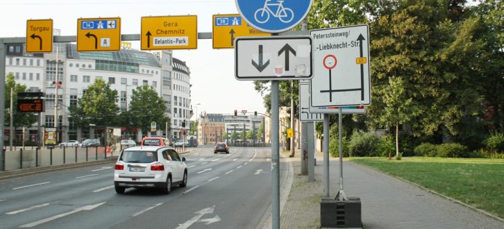 Fußweg am Martin-Luther-Ring: in beide Richtungen für Radfahrer geöffnet und zusätzlich mit Umleitungsschild und Litfaßsäule (hinter dem Schildermast) gespickt. Foto: Ralf Julke