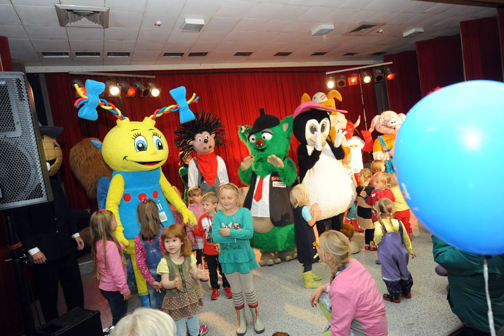 Die Maskottchen sorgen für Spaß auf der Showbühne. Foto: Luther Events