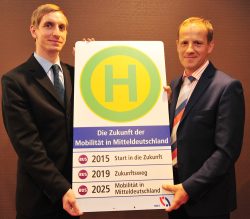 René Naumann, KCW Strategie- und Managementberatung, und Steffen Lehmann, Geschäftsführer des MDV, mit dem gewünschten Fahrplan. Foto: Dieter Grundmann/Westend-PR