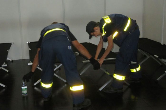 Liegen werden für die Geflüchteten hergerichtet. Foto: Matthias Weidemann