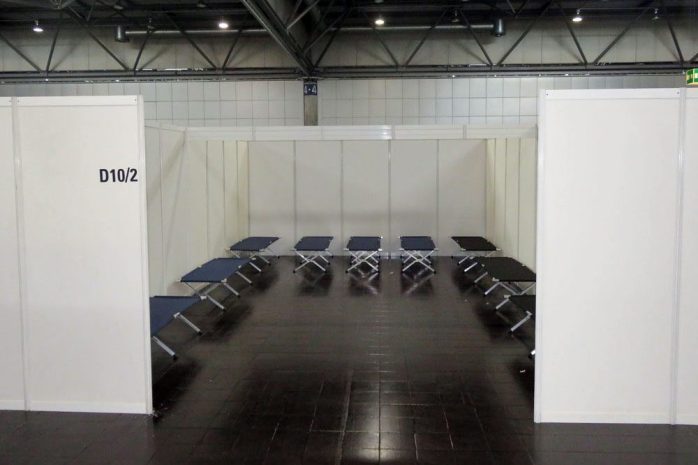 Aufgeteilt werden die Menschen auf montierte Trennwände in denen rund 15 Feldbetten Platz finden. Foto: Matthias Weidemann