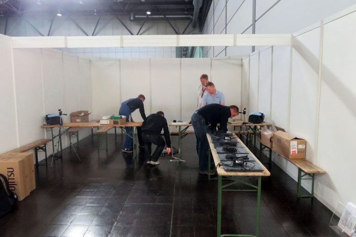 Laptops wurden für die Registrierung aufgestellt und eingerichtet, Drucker angeschlossen. Foto: Matthias Weidemann