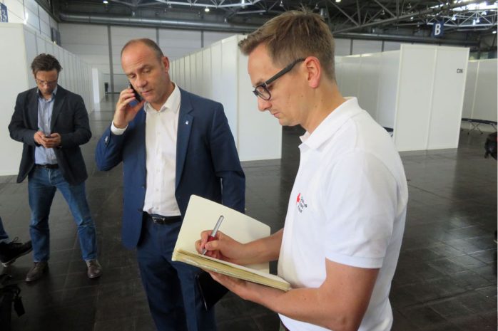 Kai Kranich vom DRK und Messe-Sprecher Steffen Jantz. Foto: Matthias Weidemann
