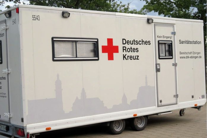 Der Sanitärcontainer steht für die Versorgung bereit. Foto: Matthias Weidemann