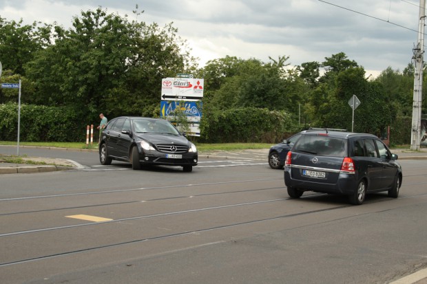 Wer in die Meusdorfer abbiegen will, ordnet sich in den Verkehr ein und orientiert sich in Höhe der gelben Markierung, ob die Straße frei ist zum Einbiegen. Foto: Ralf Julke