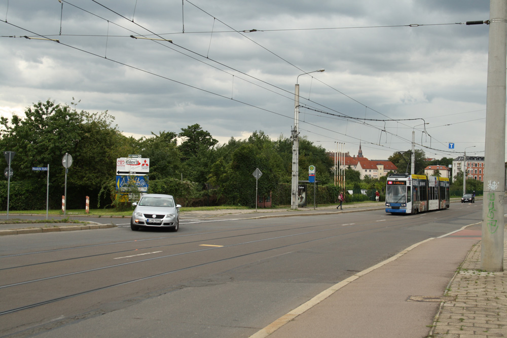 Blick vom Radweg an der Arno-Nitzsche-Straße hinüber zur Einmündung der Meusdorfer und zur Haltestelle der Straßenbahn. Foto: Ralf Julke