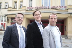 Torsten Rose, Stefan Klingele und Cusch Jung (v.l.) leiten künftig die Musikalische Komödie. Foto: Martin Schöler