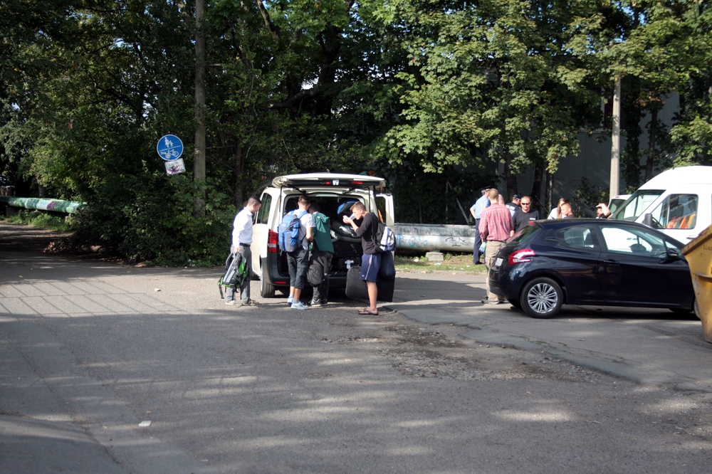 Mit Taxis wurden die letzten Bewohner in die Friederikenstraße gebracht. Foto: Alexander Böhm