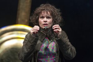 Momo (Elisabeth Fues) im Theater der Jungen Welt. Foto: Tom Schulze