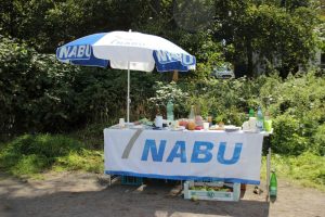 Am NABU-Stand am Rande der Wiese gab es einen Imbiss, Apfelsaft und geistige Nahrung in Form von Infomaterial. Foto: NABU Leipzig