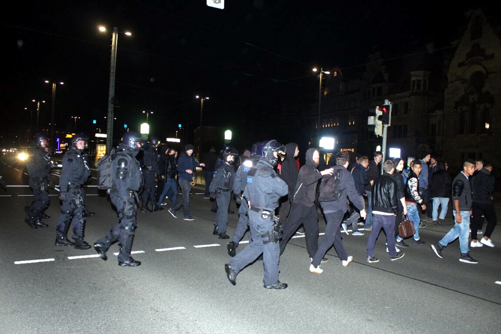 Nach der Demo klappt die strikte Trennung nicht. Es kommt zum Katz und Mausspiel zwischen Polizei und Gegendemonstranten. Foto: L-IZ.de