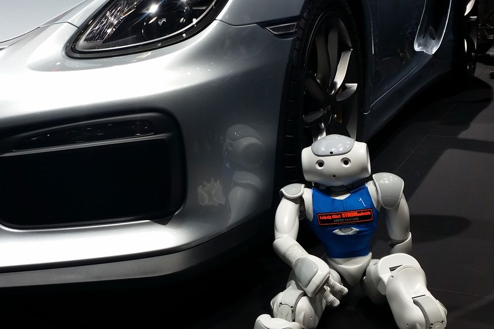 Ein Nao der HTWK Leipzig beim Messerundgang in Frankfurt/Main (20.09.15): Die Fußballroboter der Hochschule wurden auf der IAA allerorts schnell zum Blickfang - trotz optisch starker motorisierter Konkurrenz. Foto: "HTWK Leipzig / Nao-Team"