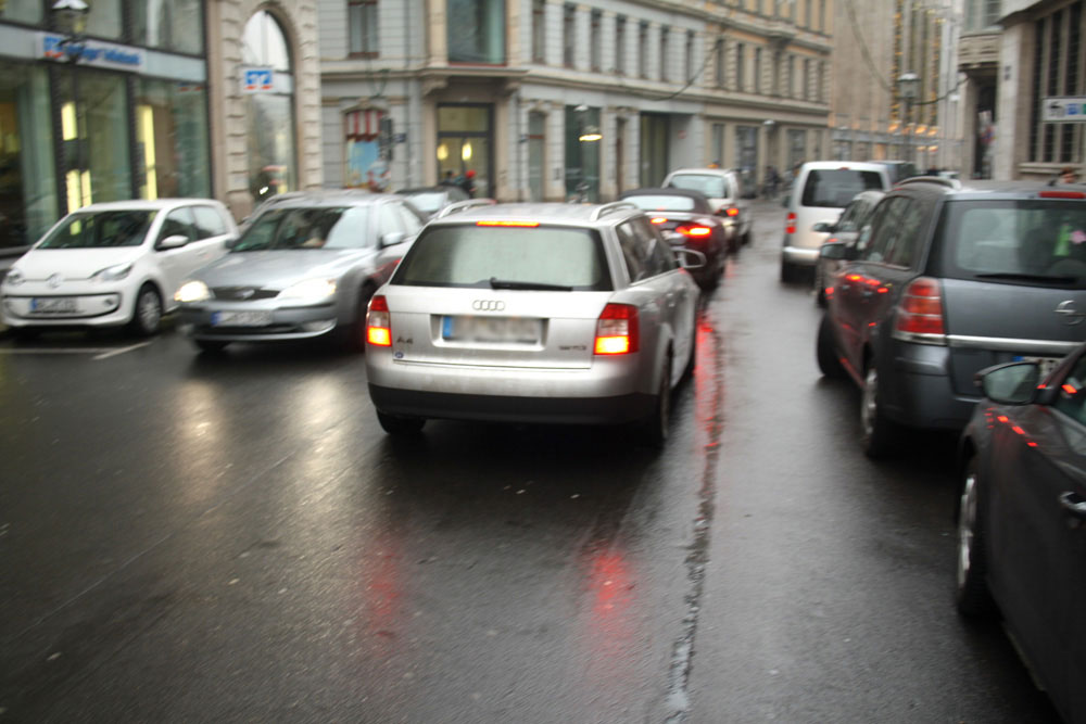 Erst mal rein in die Innenstadt: Kfz-Gedrängel am Peterskirchhof. Foto: Ralf Julke