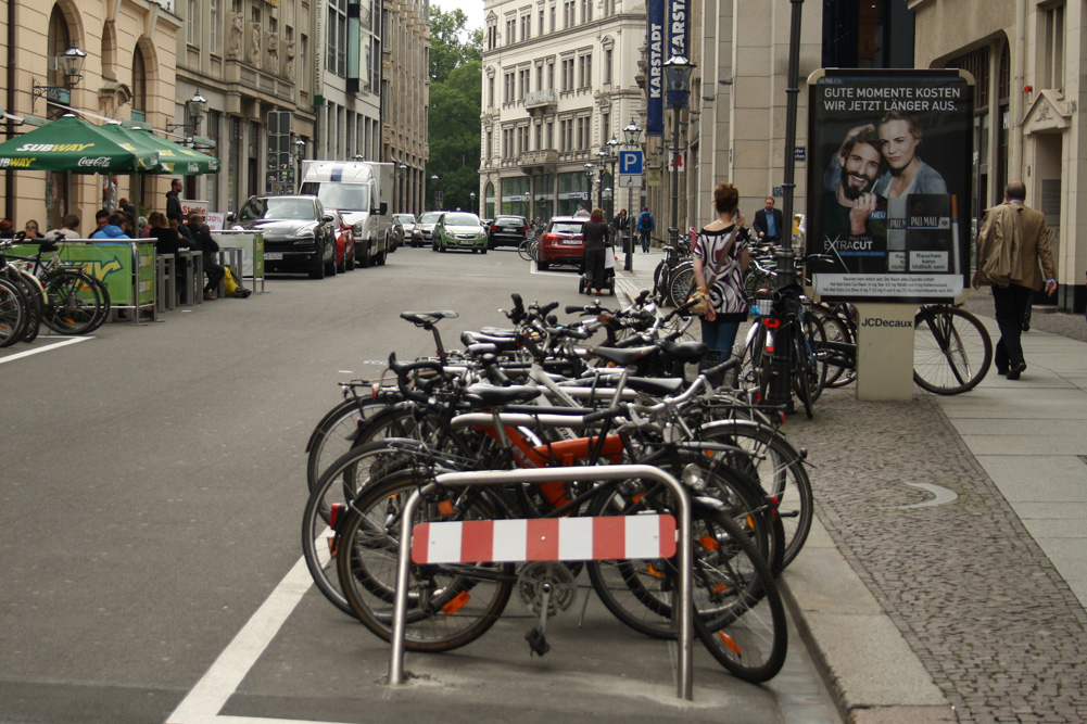 Neue Radbügel am Neumarkt - den Sperrbügel hat dann gleich mal ein Kraftfahrer ins Visier genommen. Foto: Ralf Julke
