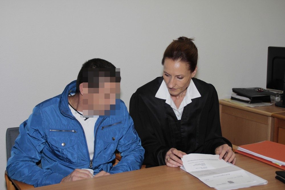 Nikolay K. mit Verteidigerin Annette Clement-Sternberger bei Prozessauftakt. Foto: Martin Schöler