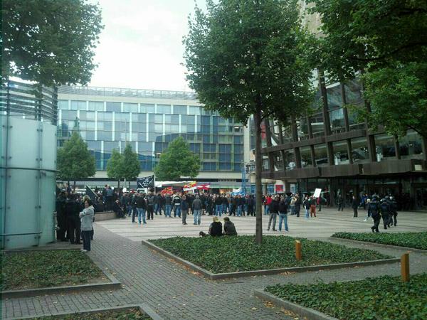 OfD als Grüppchen vor dem Gewandhaus gegen 15:30 Uhr. Foto: L-IZ.de