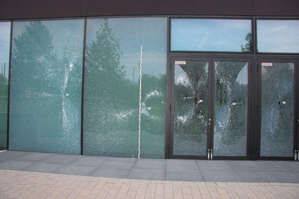 Zerstörte Glasscheiben an der Parkarena. Foto: OAZ