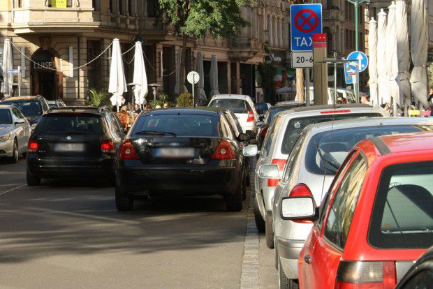 Zugeparkt - in Leipzig auch immer öfter gern zweireihig, wie hier in der Gottschedstraße. Foto: Ralf Julke