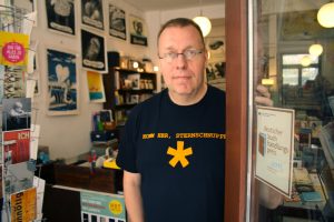 Peter Hinke mit Rainald-Goetz-T-Shirt im "Wörtersee". Foto: Ralf Julke