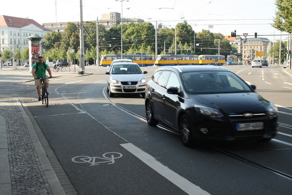 Keine sinnvolle Lösung: Einfahrt in die Pfaffendorfer am Goerdelerring. Foto: Ralf Julke